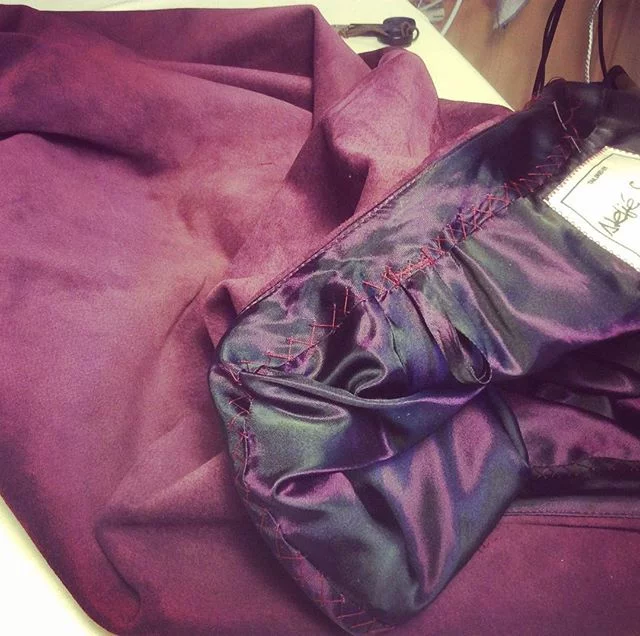 Nu är en vacker dräkt under konstruktion och slutspurt på kjoldelen. Foder är från Holland&Sherry en vacker Bemberg satin no 226506Design och all arbete utförd av Ateljé Sari. Lite smakprov på hur en avslutning på linning för midja kan utföras. Det är inte alltid man vill ha ett midjeband så den är dold och fästes vid foderdelen. Använder sidentråd i slutarbetet. Din Skräddare i Helsingborg