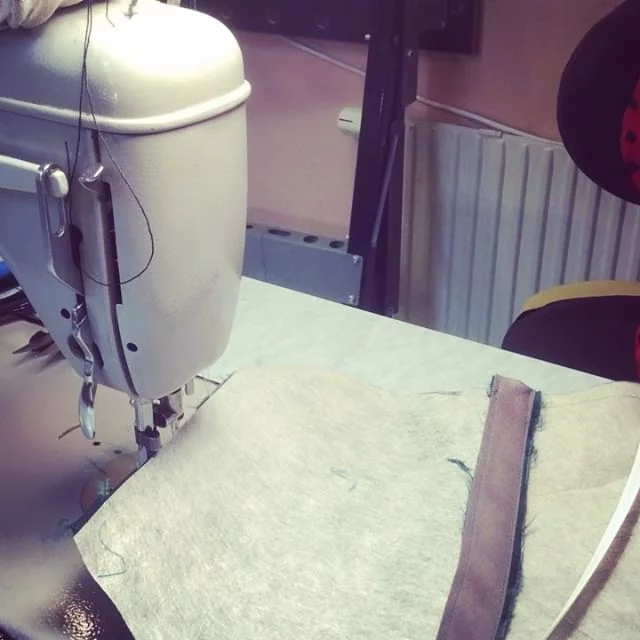 Då är det dags att fästa korsettfjäder på plats med några handtag. Komma ihåg att lämna plats för sömsmån för att kunna fästa foder och yttertyg då plast inte blir bra sömsmån  Nu har du stöd på plats för liv delen på din klänning. Din Skräddare i Helsingborg