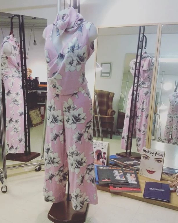 Det blev en extra sjal av resterande tygbitar. Tvådelad byxdress. Tyget är ett vackert viscose som är bearbetat så att det liknar linne men faller tungt och vackert som viscose brukar göra. Detta tyg är beställt från Finska Tekstiilipalvelu som är ett toppen företag för oss som behöver erbjuda textilier åt våra kunder. Numera erbjuds även sidentyger för festliga tillfällen. Både taft och Dupioni. Ha en underbar dag önskar jag er alla.