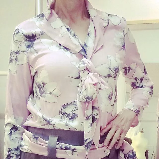 En fining i repris. Tyget finns i flera färger och känns underbart mot huden. Första gången jag fick insyn på hur viscose framställs är i Tammerfors Tampella som i gamla dagar var mycket känd för sitt fina linne. Det var stora grytor som fibrer från tall kokades i och så småningom omvandlades genom de olika processerna till nonwowen för olika ändamål. I laboratoriet mätte vi hur hårt och tåligt fibrerna var och hur mycket väta det kunde hålla. Viscose Rayon är manmade fiber och naturligtvis även om den är utsökt på grund av hur väl den draperar på grund av sin tyngd och passar utmärkt i hetare klimat är den utvecklad för att ge ett prisvärdare alternativ till bomull. Bomull om den bearbetas riktigt väl kan även den draperas nästan lika vackert i en klänning men då kostar den en dryg slant mer i plånboken. Har tyger att visa för den intresserade. Vill ni läsa lite mer fakta om viscose rayon hittar ni en intressant blogg på denna länk https://www.barnhardtcotton.net/blog/q-and-a-what-is-viscose/