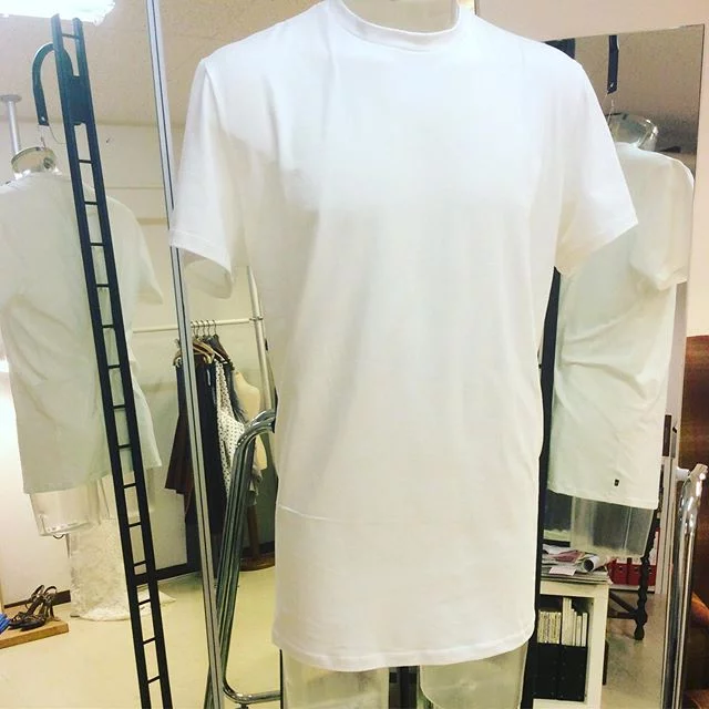 Finska Tekstiilipalvelu ett stort utbud av tyger för oss som erbjuder mindre konfektionssömnad i Jersey Wear så som T-shirts och underkläder. Har du behov av en extra Long torso så tecknas ett mönster just passande för dina mått och behov. Fint bomull med 2% elastan. Finns i många färger tillgängliga.