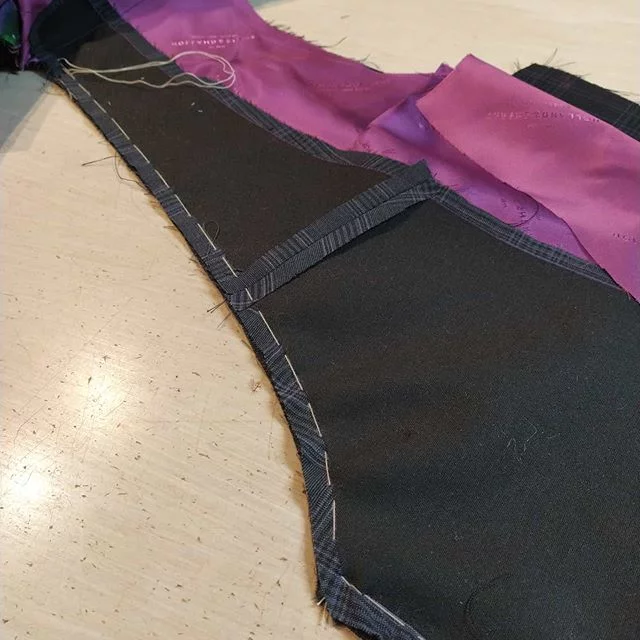 Markering är viktigt när man senare för hand syr ihop delarna. Perfekt inmatning av material där det behövs för bästa passform…