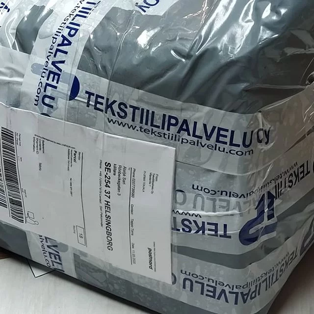 Lite post från Finland. Tekstiilipalvelu sänder tyger snabbt och effektivt. Lite nya tyger och spets. 100% Merinoull för en varm tunn tröja. Välkommen förbi om du vill se lite närmare på utbudet.