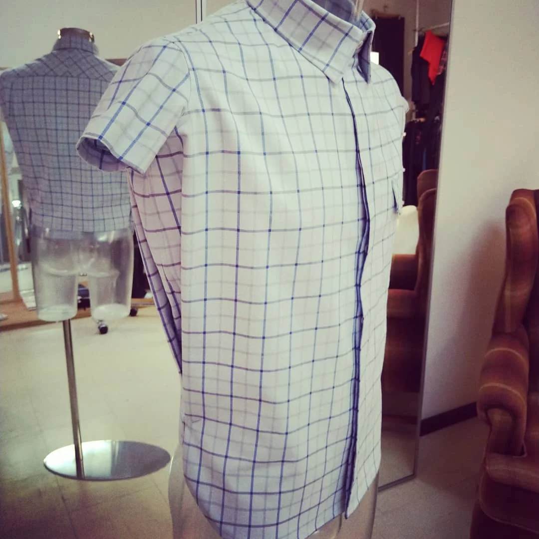 Vi erbjuder skräddarsydda skjortor. Välkommen att bekanta dig med tyger och tjänster vi erbjuder. Din Skräddare i Helsingborg