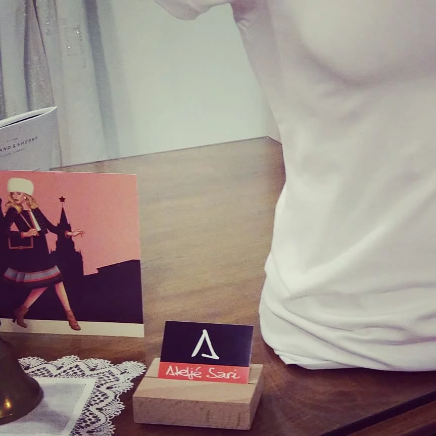 Vi erbjuder expertis för att förverkliga dina krav på perfekt design och passform vare sig det gäller arbete, vardag, gymmet, fritiden och framförallt de festligare tillfällen när du vill fira något specifikt eller någon speciell. Välkommen till Ateljé Sari på Rönbecksgatan 3 källarlokal. Din Skräddare i Helsingborg